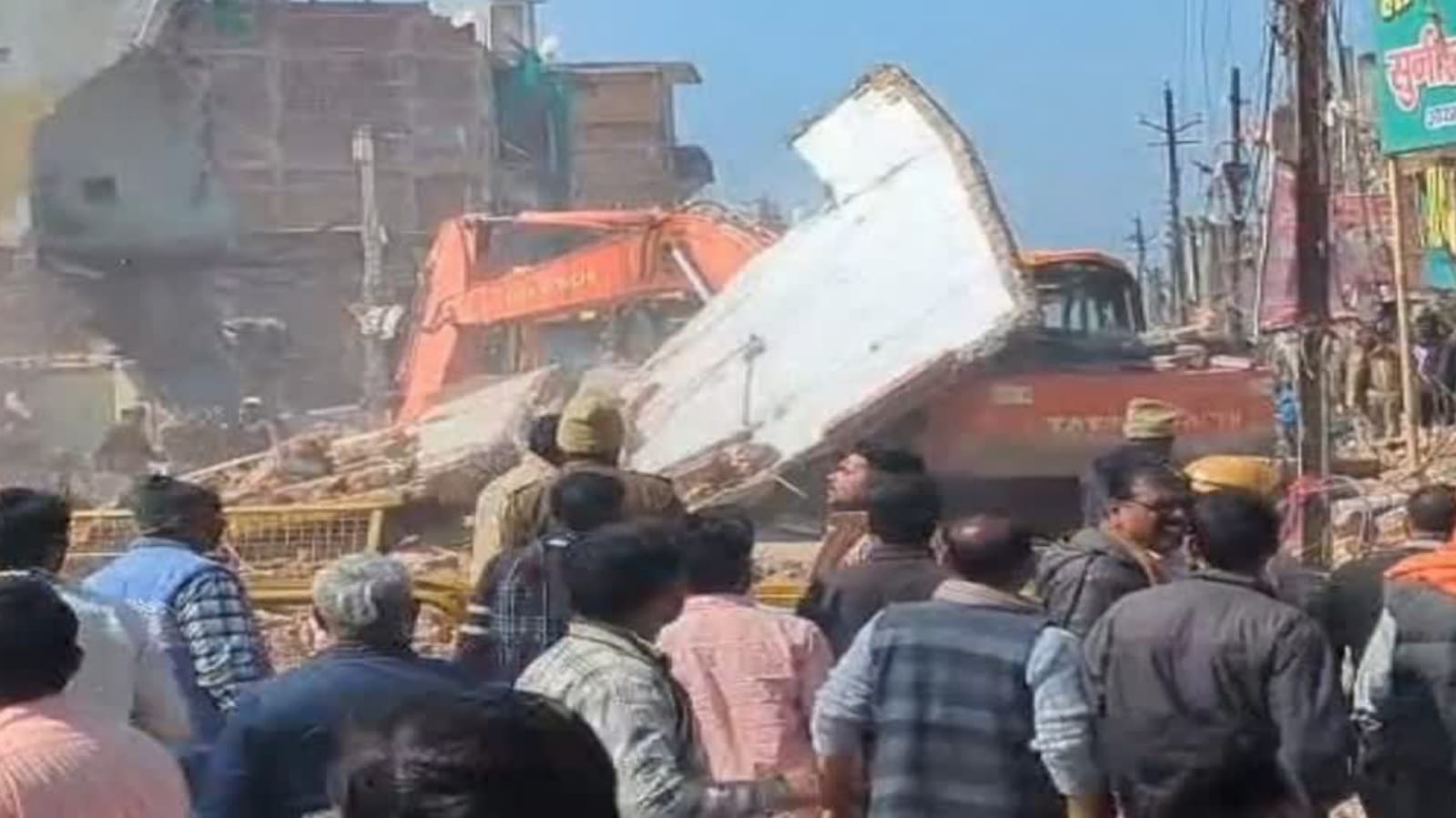 बुलडोजर कार्रवाई पर मौत मंडराई: बहुमंजिला इमारत ढही, अफसरों में शुरू हुआ आरोप-प्रत्यारोप