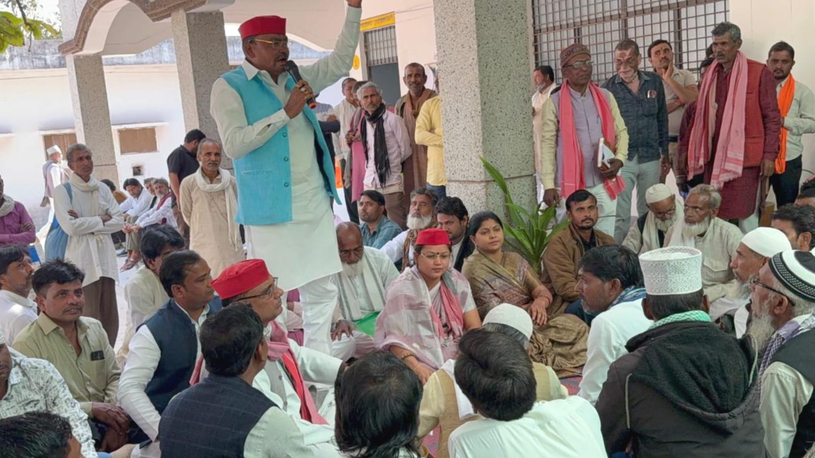 मतदाता सूची में गड़बड़ी का आरोप,सपा नेताओं ने सौंपा ज्ञापन