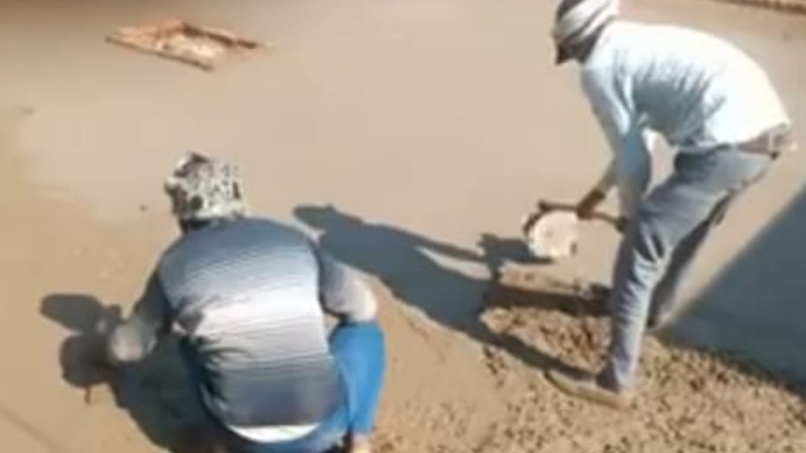 घटिया निर्माण से भ्रष्टाचार की खुली परतें: पक्की सड़क के नाम पर घोटाला, जिम्मेदारों पर उठे सवाल ?